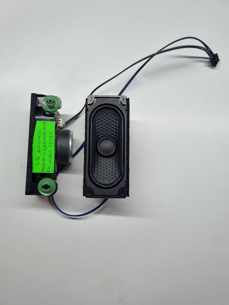 PAR DE BOCINAS LG 32LM570BP-UA